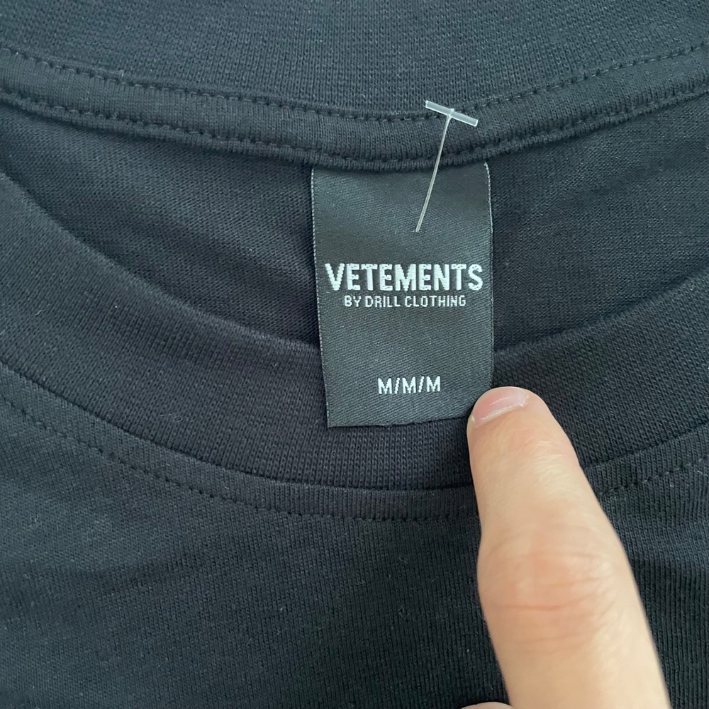 Vetements Limited Edition Mens Black Graphic T-Shirt Size Medium NWT D2961-K4 - Picture 9 of 9